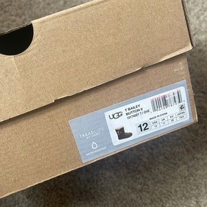 Authentic Chestnut Ugg Bailey button size 12 kids boots..never worn